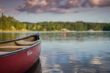 canoe photo by Michael Niessl unsplash